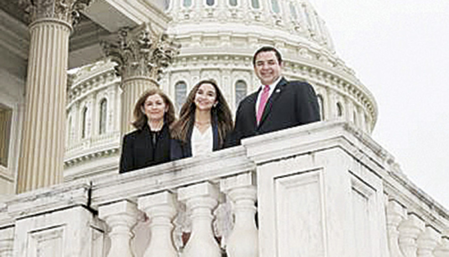 Con viaje premian a la “Joven del año”