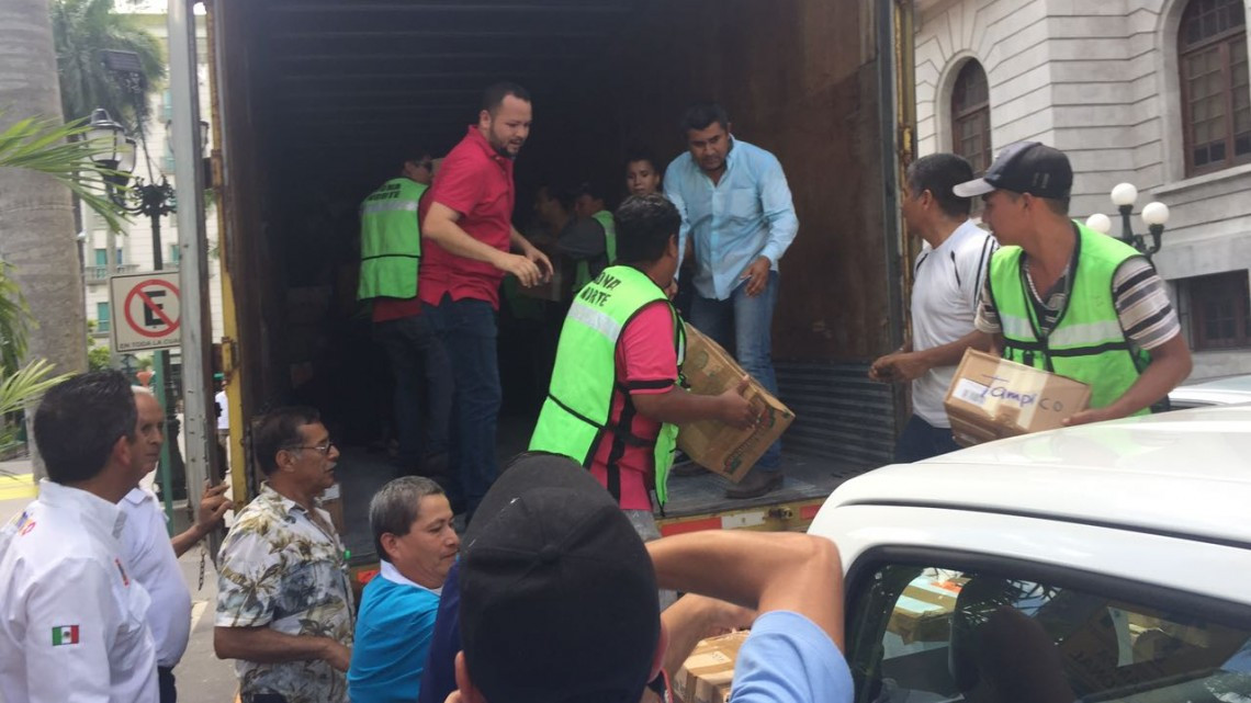 Sale tráiler con 20 toneladas de ayuda humanitaria a Oaxaca