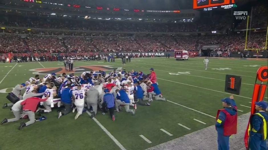 Damar Hamlin se desvanece en pleno juego; es trasladado a hospital