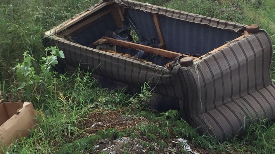 Desechos urbanos en canales pluviales amenazan el patrimonio de cientos de familias
