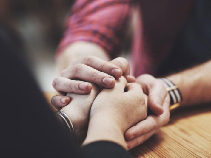 Menos dolor solo con tomar la mano a una persona