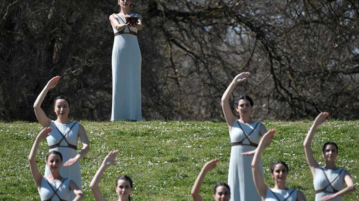 Sin espectadores, encienden llama olímpica 