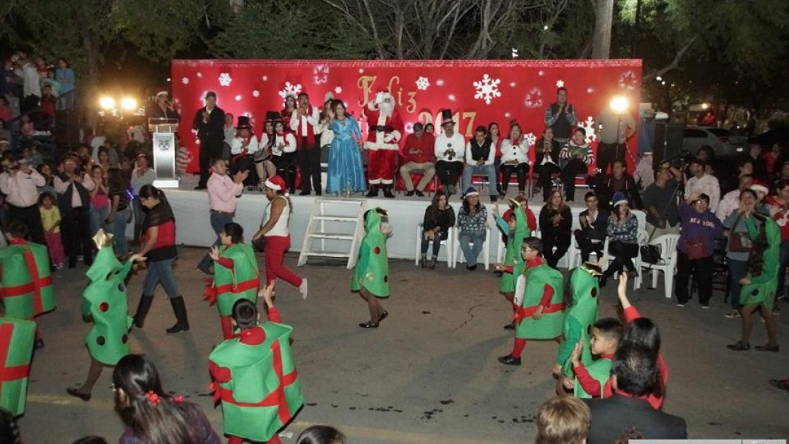 Un éxito el desfile navideño en Miguel Alemán 