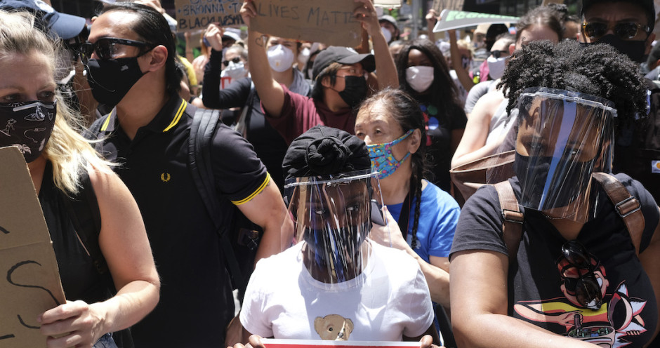 Piden a manifestantes en NY hacerse prueba de COVID-19