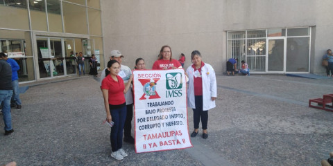 Trabajadores del Seguro Social se manifiestan mediante plantón