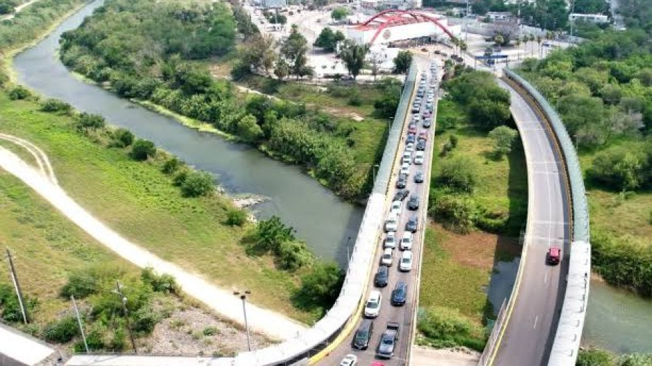 Migrante salta al Río Grande en el puente Gateway de Brownsville