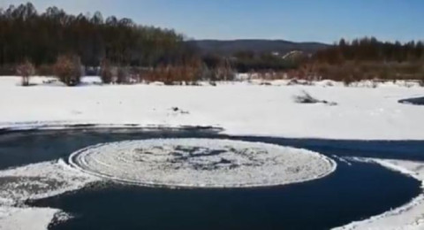Graban enorme disco de hielo girando en medio de un río semicongelado en China