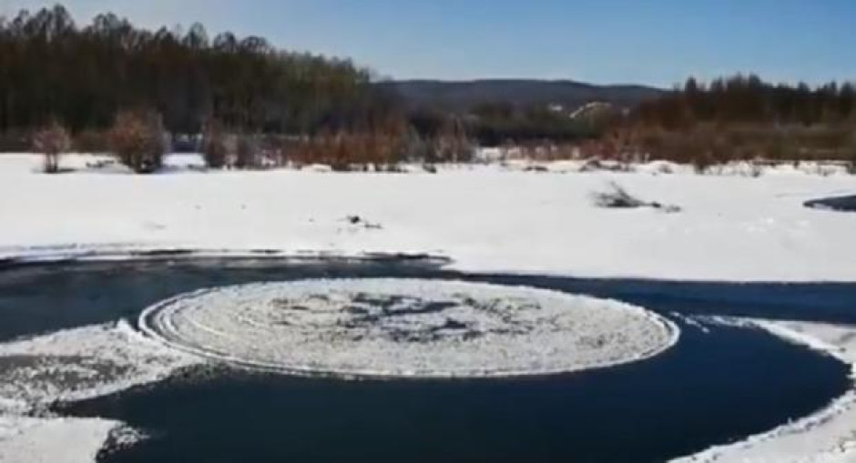 Graban enorme disco de hielo girando en medio de un río semicongelado en China