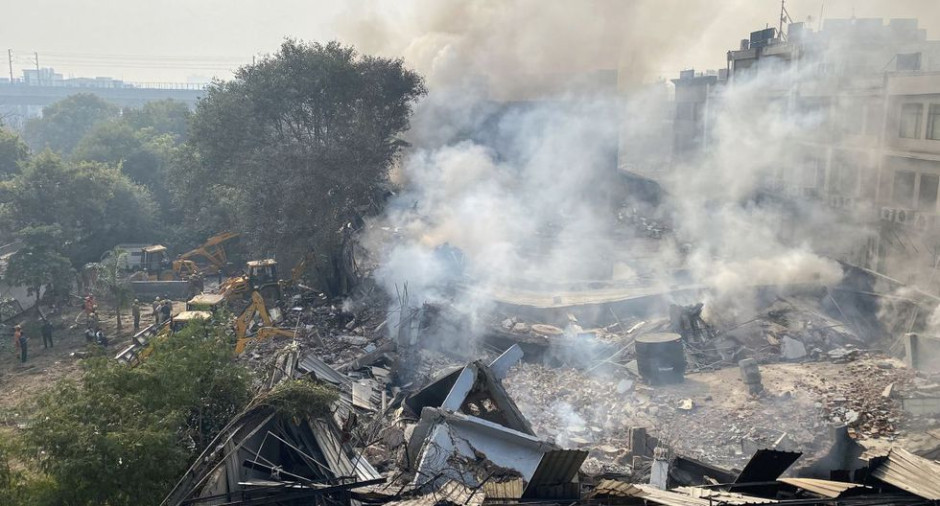 Derrumbe de fábrica en India deja 1 muerto y 13 heridos