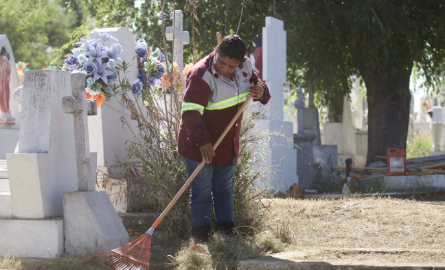 Mantiene gobierno municipal cuadrillas de limpieza permanentes en panteones municipales 