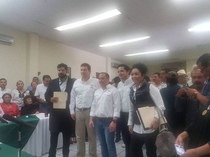 Se postulan reynosenses para diputaciones y senadurías priístas