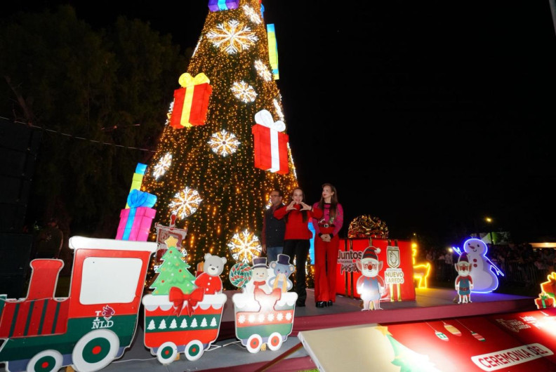 Nuevo Laredo vive una noche de luz y unión con el encendido del pino navideño