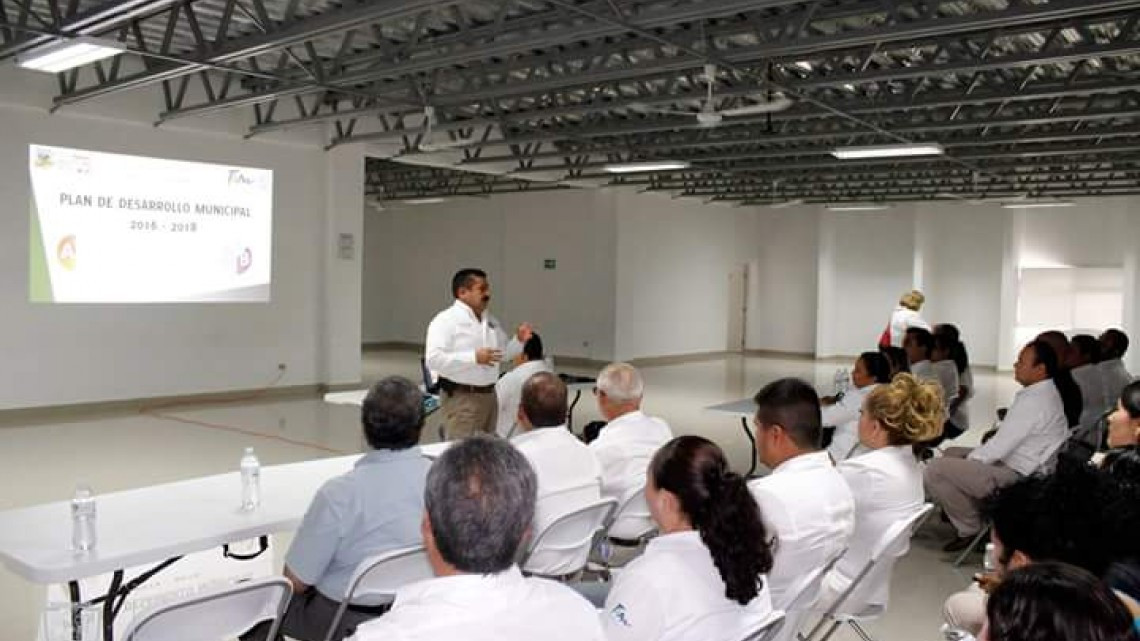 Imparten cursos de capacitación y actualización a funcionarios públicos