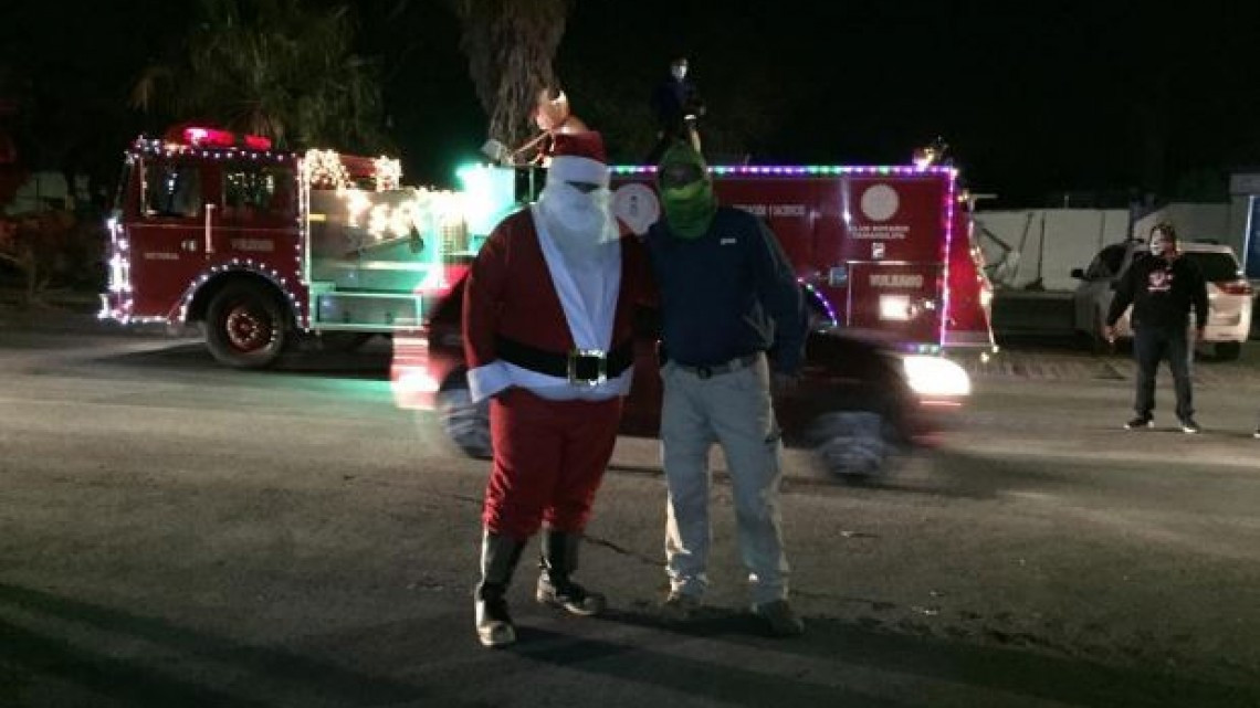Bomberos deciden pasar Nochebuena apoyando con regalos a niños de hospitales 