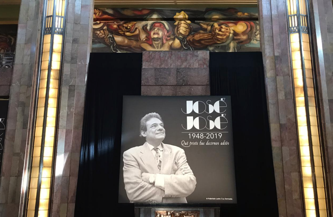 Rinden homenaje a José José en Ciudad de México