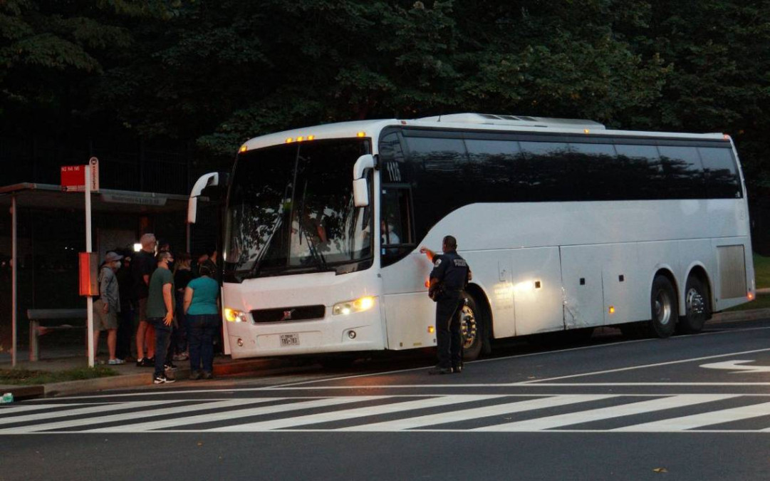 Envia gobernador de Tx 2 camiones más a residencia de Kamala Harris 