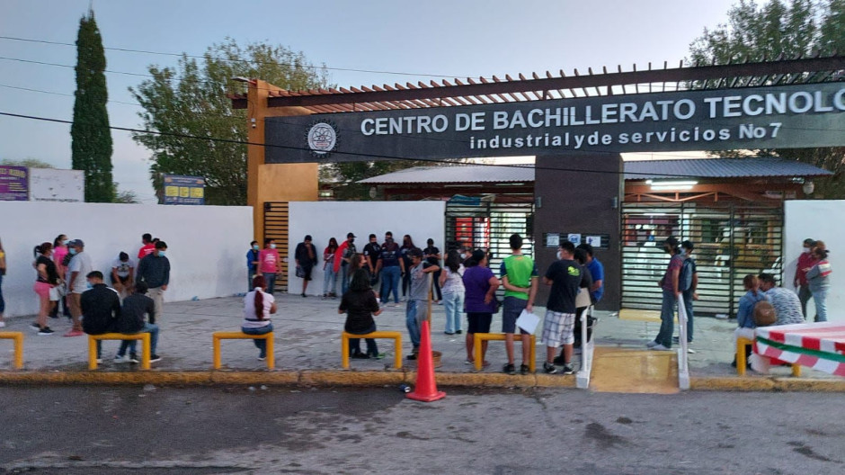 Hacen fila y no reciben vacuna anticovid-19