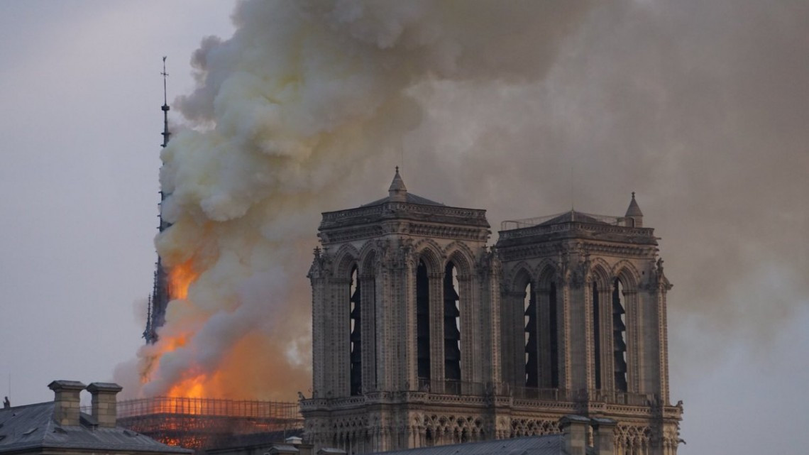 Catedral de Notre Dame se incendia