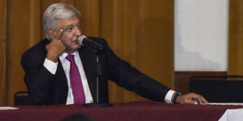 Asegura AMLO un complot del INE y Hacienda en su contra