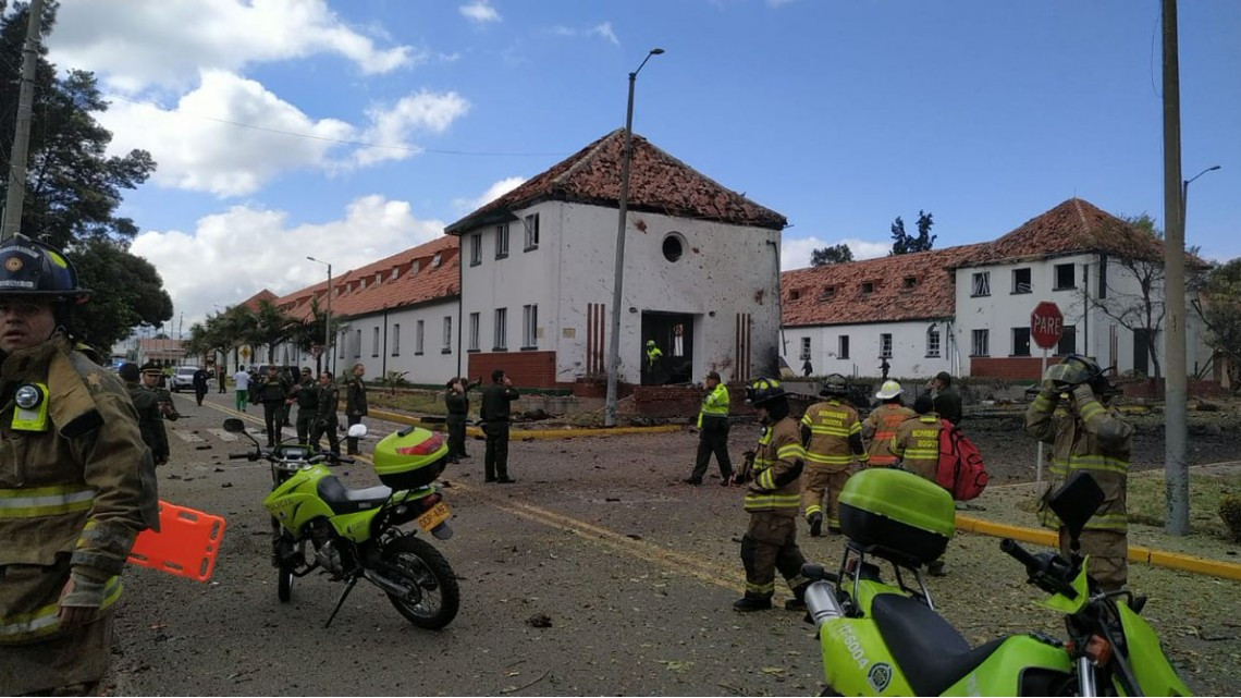 Atentado con coche bomba en escuela de policía de Bogotá deja 8 muertos