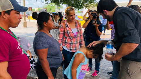 Líder metodista casa y bautiza a migrantes 