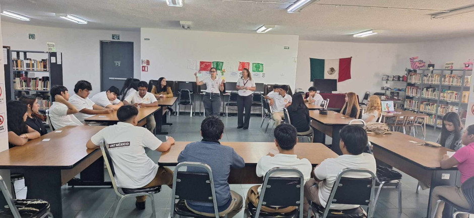 Visitan estudiantes museo permanente  en biblioteca pública al centro de la ciudad