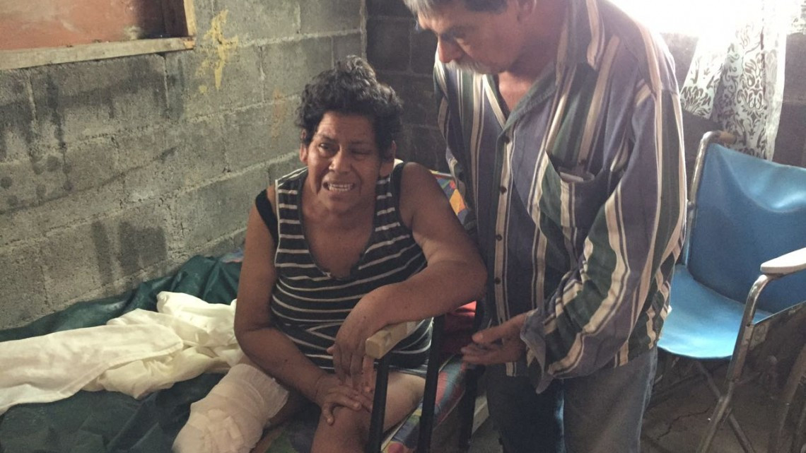 Solicita familia pañales y materiales de curación