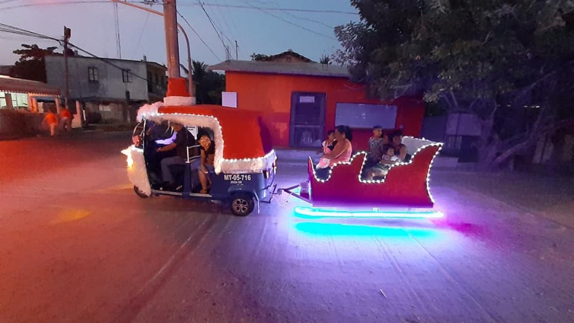 Transforma su mototaxi en trineo y se convierte en el ‘Santa Claus de Juchitán’
