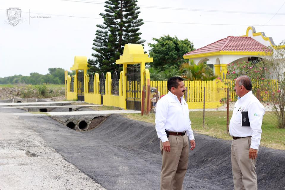 Construyen canaleta en frente del Cetis