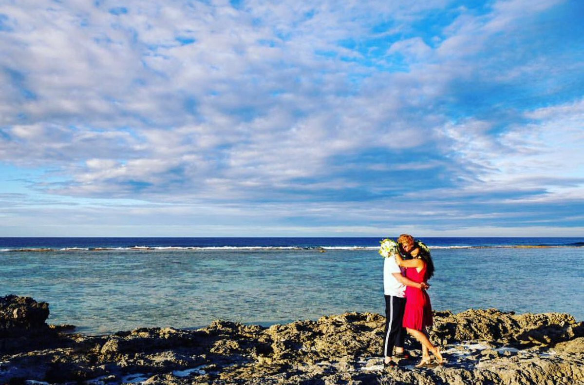 Salma Hayek va al spa y termina casándose