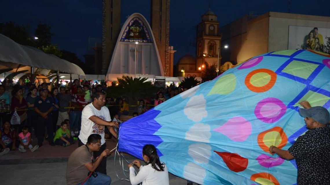 Realizan exposición de globos de cantoya gigantes