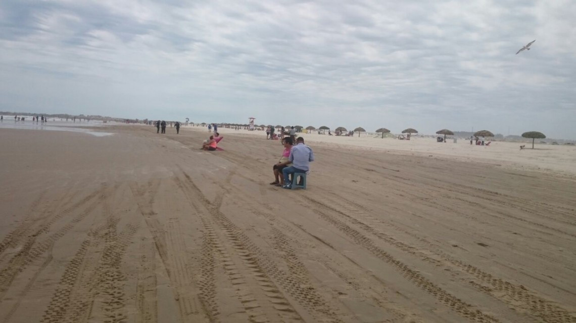 A pesar de fuertes vientos, playa tesoro registra afluencia