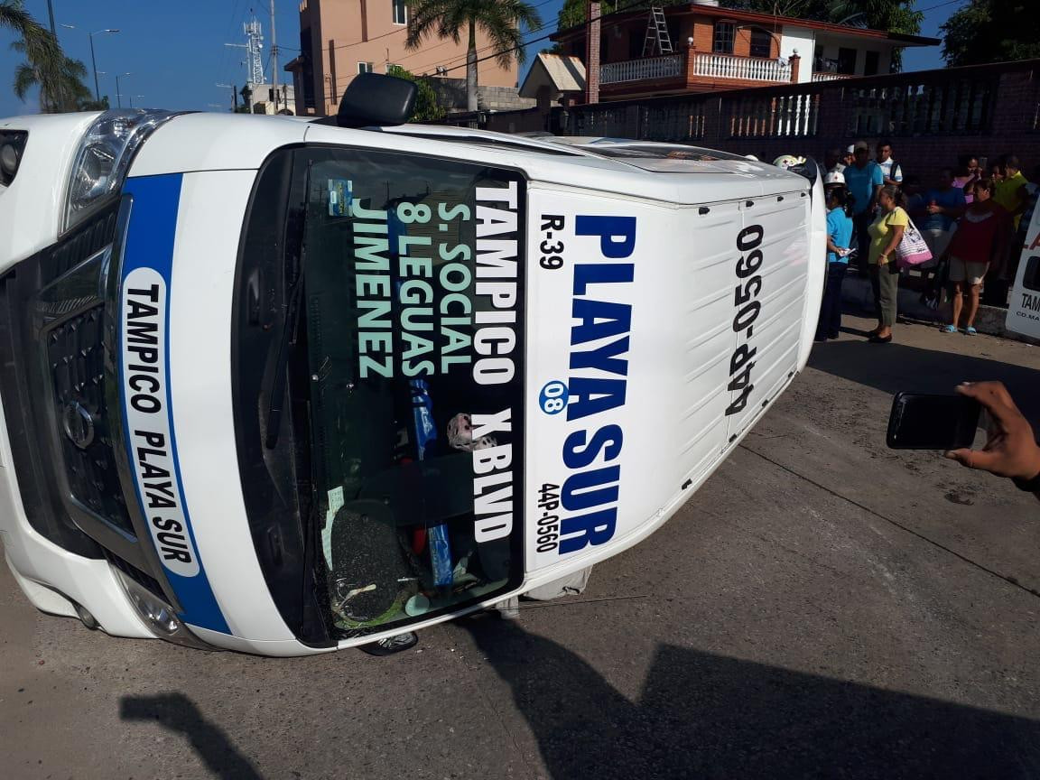 Tráiler choca y voltea a combi con pasajeros