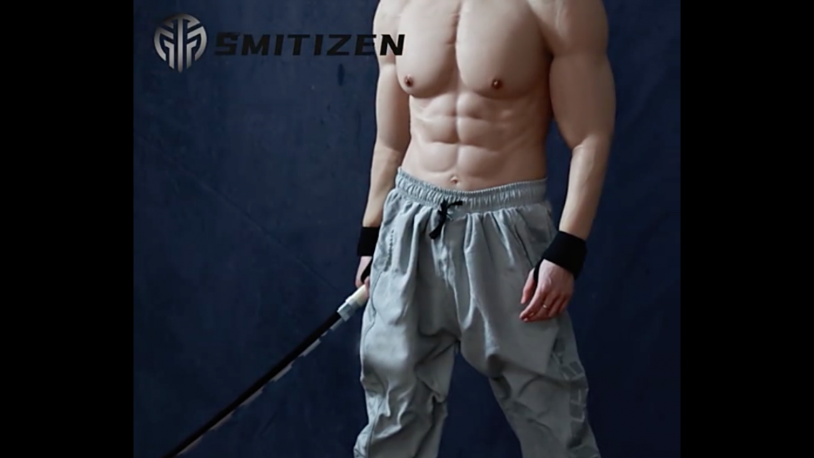 Crean traje hiperrealista para lucir un cuerpo de gimnasio en segundos