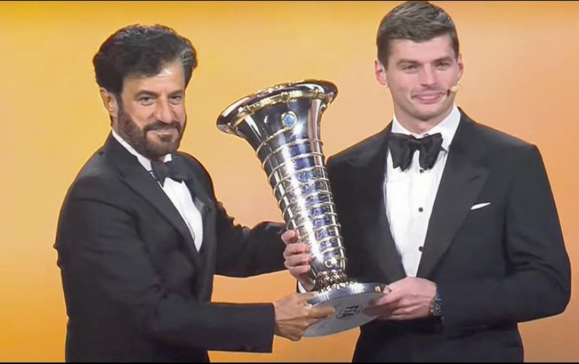 Max Verstappen recibe el campeonato de F1