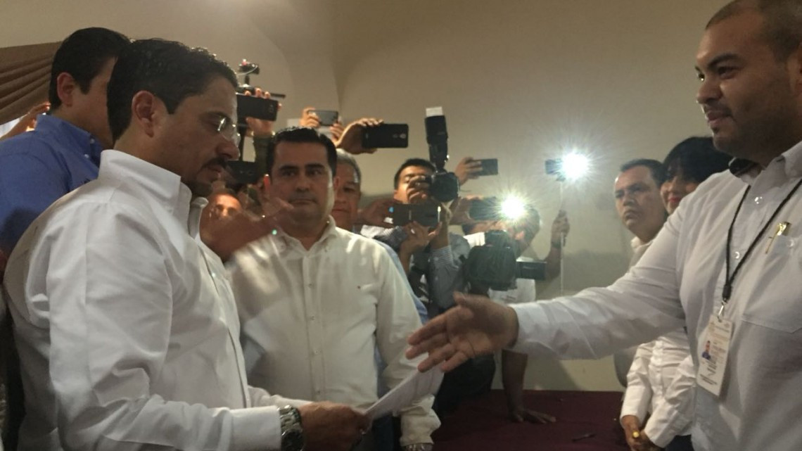 Andrés Zorilla se registra como candidato a alcalde