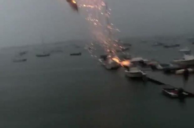 ¡Qué miedo! Rayo golpea velero en Boston