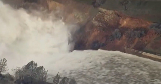 La presa más grande de EU se desborda 