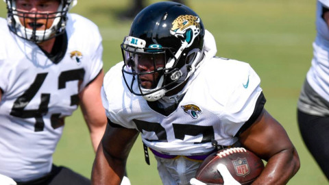 Leonard Forunette presenta queja contra Jaguars por retención de su salario 
