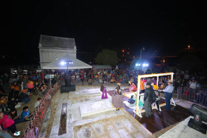 Celebran familias Día de Muertos en Panteón Municipal 