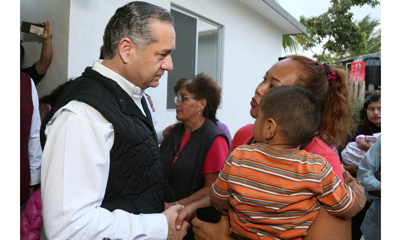 Atiende alcalde de Madero a familias vulnerables