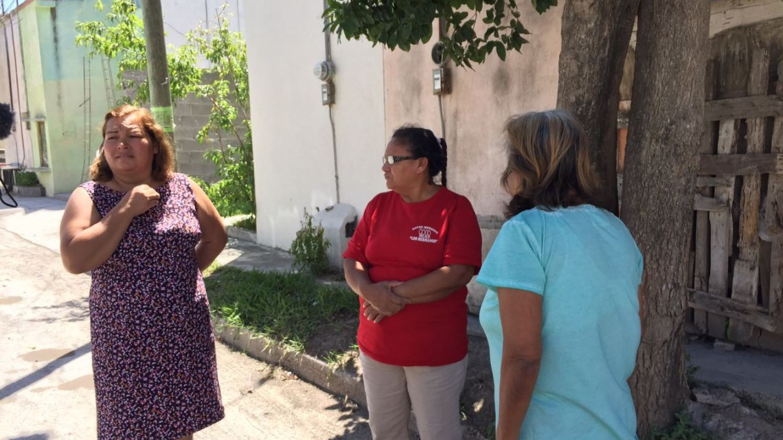 Habitan colonos entre aguas negras en Matamoros 