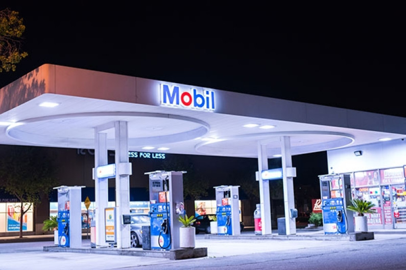 Mobil abre primera gasolinera sin combustibles de Pemex en México
