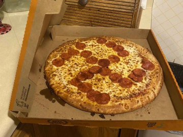 ¡Indignante! Pareja recibe pizza con esvástica nazi de pepperoni