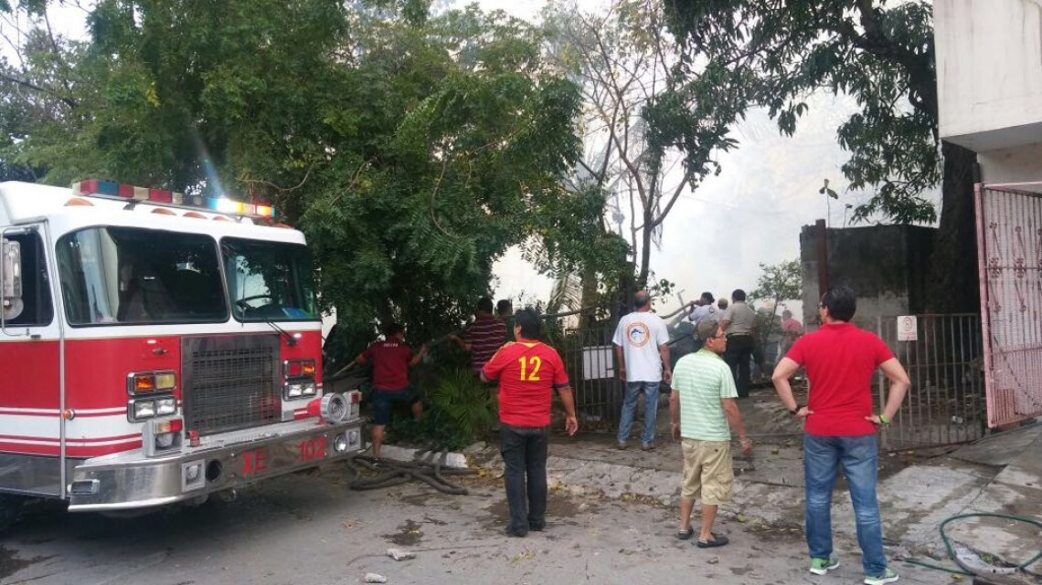 Fuego consume cuarterías de madera en Madero