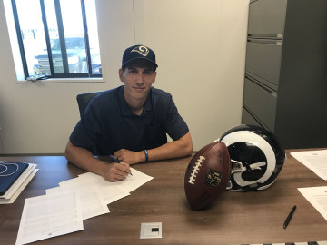 El QB mexicano Luis Pérez firma con los Rams