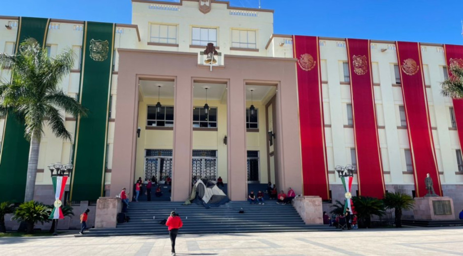 Continúa plantón de maestros frente a Palacio de Gobierno