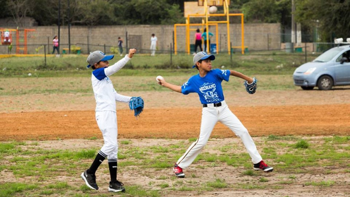 Realizan rehabilitación de campo de béisbol