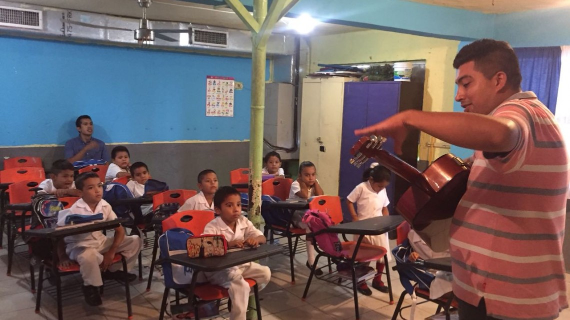 Motivados alumnos por asistir a clases y talleres