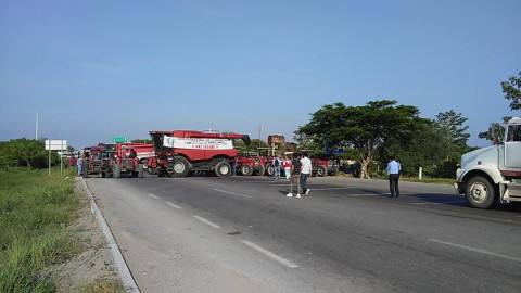 Agricultores bloquean carreteras del sur de Tamaulipas